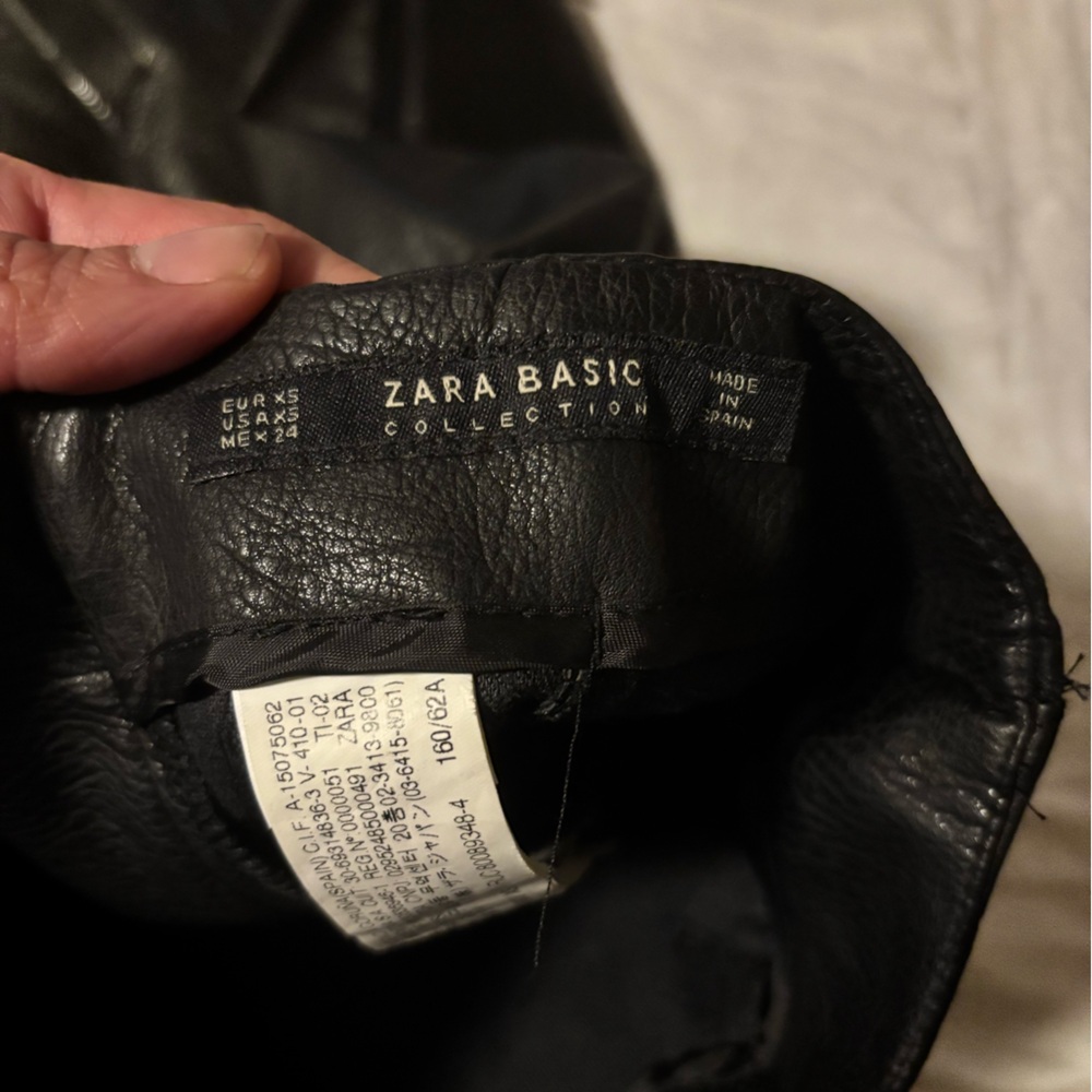 Zara Black Leather Skirt with Chic Details - Picture 3 of 3